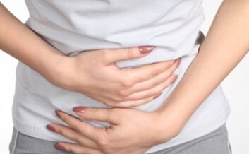 Bauchschmerzen sind eines der ersten Symptome einer Infektion mit Würmern. 