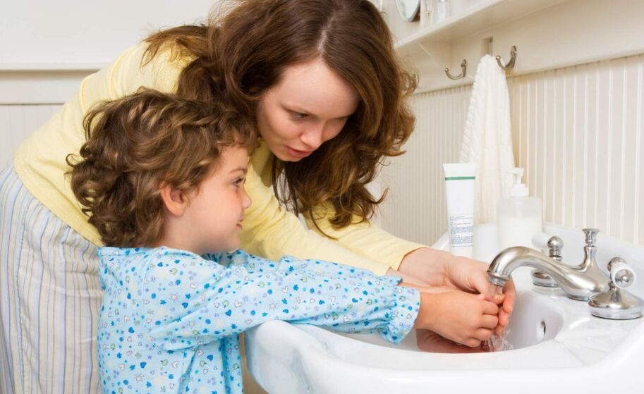 Um das Eindringen von Würmern in den Körper des Kindes zu verhindern, müssen Sie die Hygieneregeln einhalten