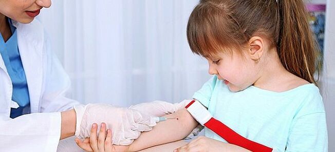 Blutentnahme zur Analyse von Würmern bei einem Kind