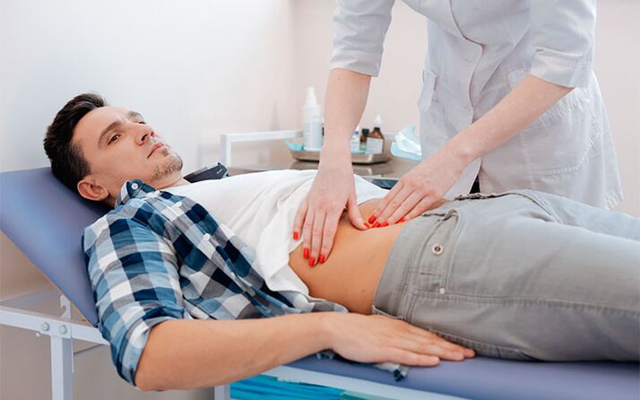 Der Patient bei der Untersuchung durch den Arzt