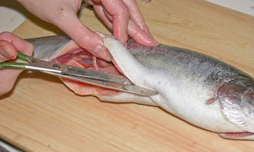 Das sorgfältige Schneiden von Fisch auf einem persönlichen Schneidebrett schützt vor einer Parasiteninfektion